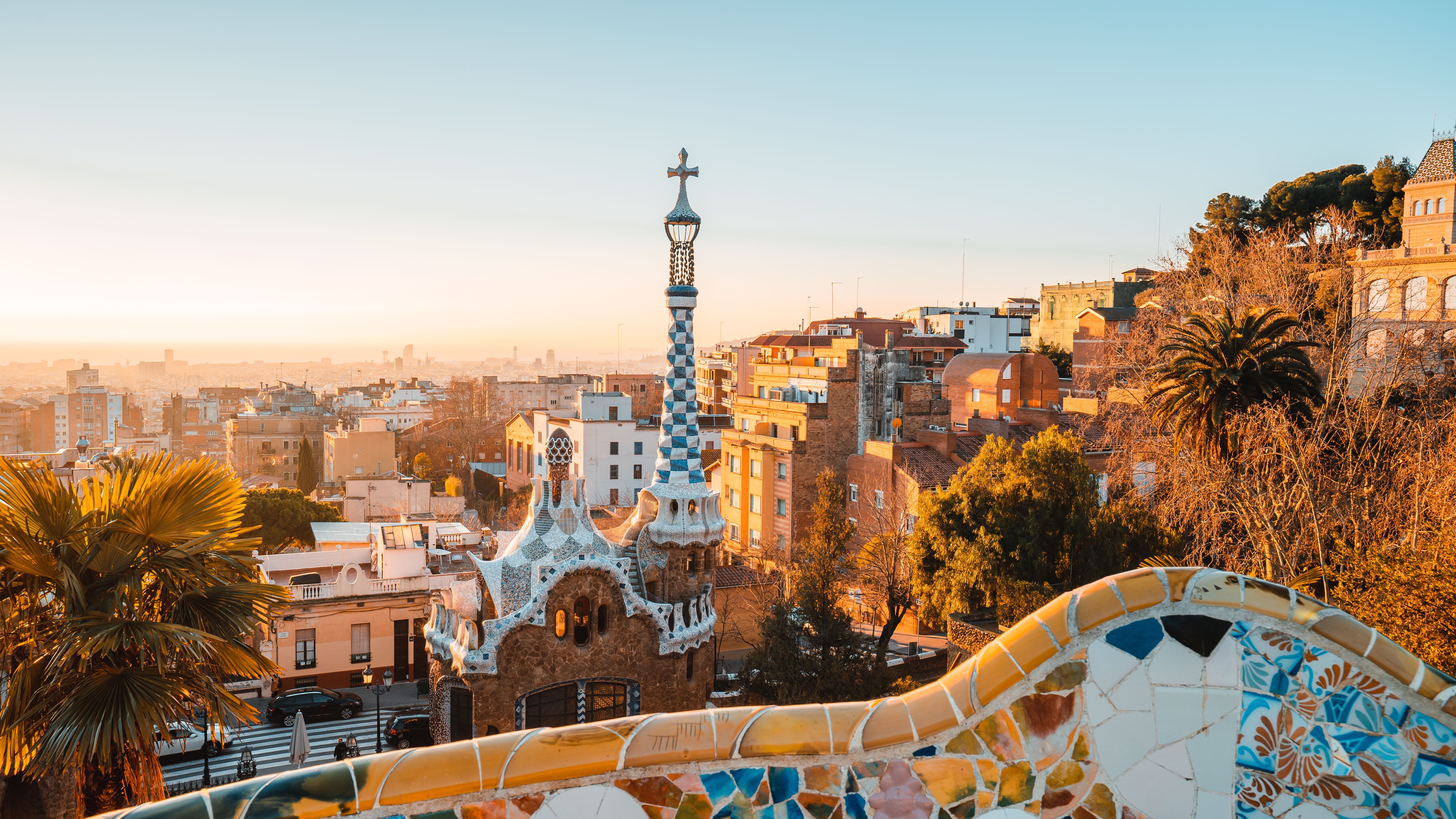 Vista aérea panorámica de ciudad moderna al atardecer con skyline impresionante